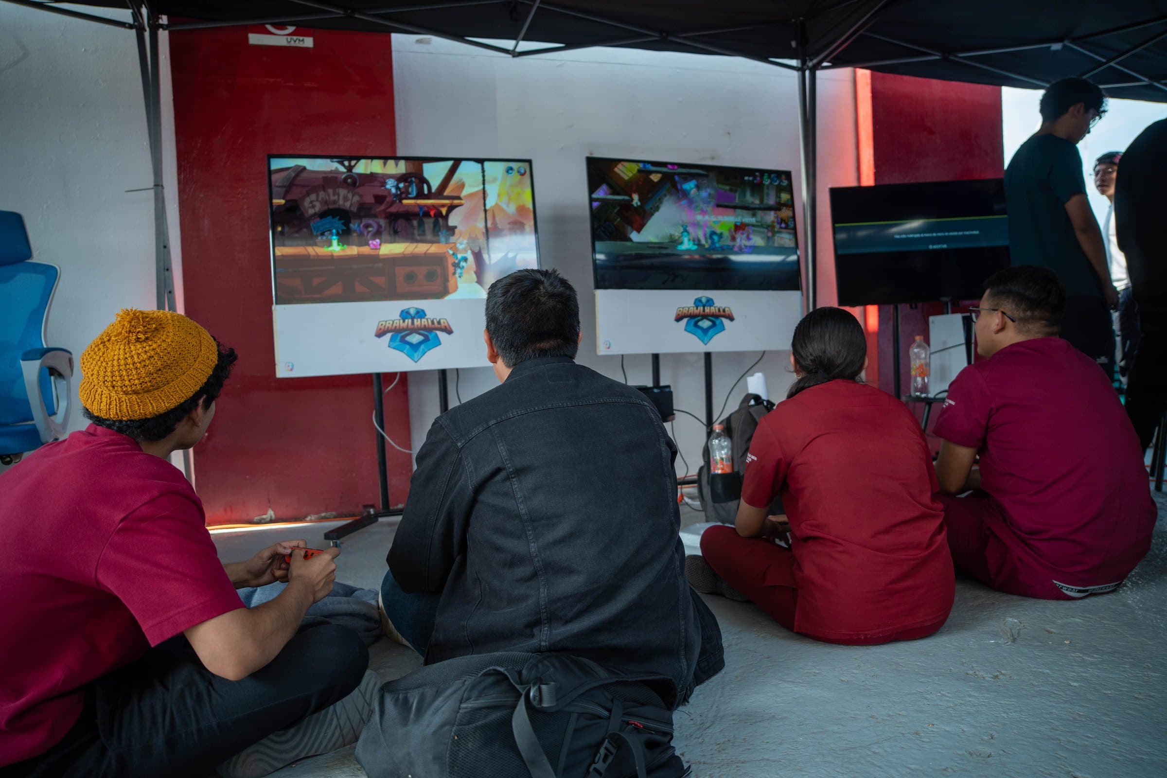 Estudiantes jugando videojuegos en Campus Trend