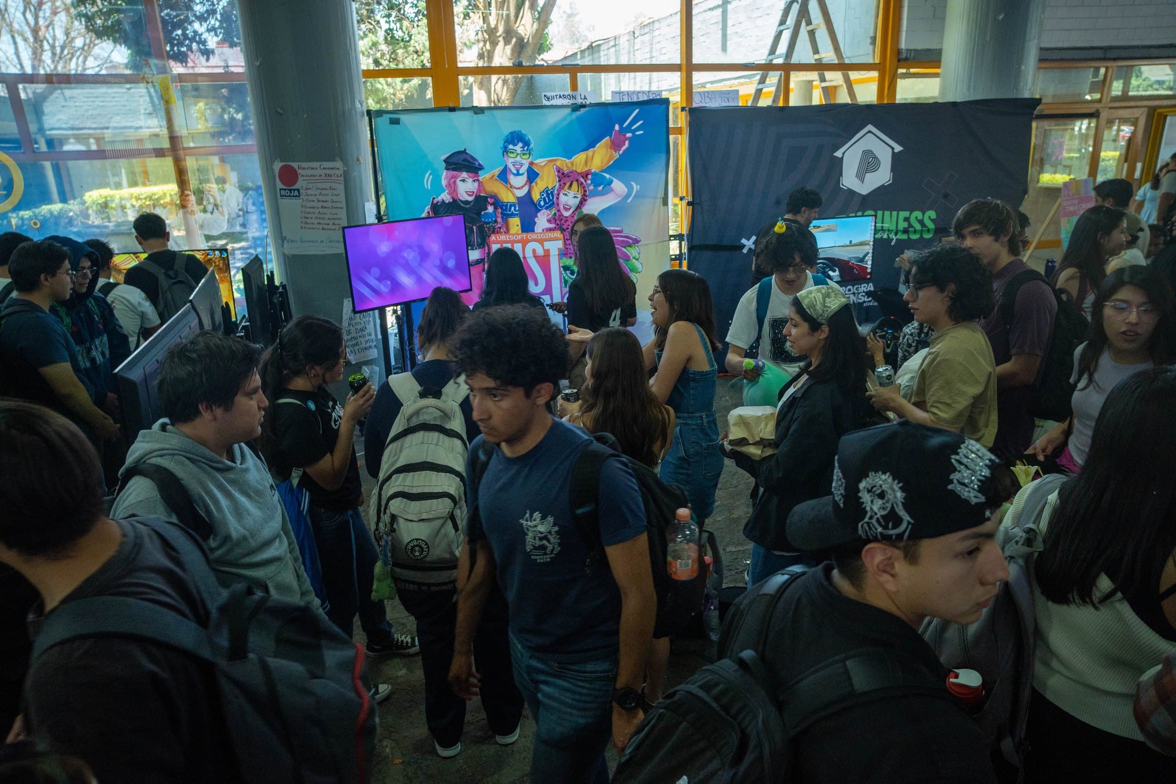 Estudiantes reunidos alrededor de las experiencias de Campus Trend