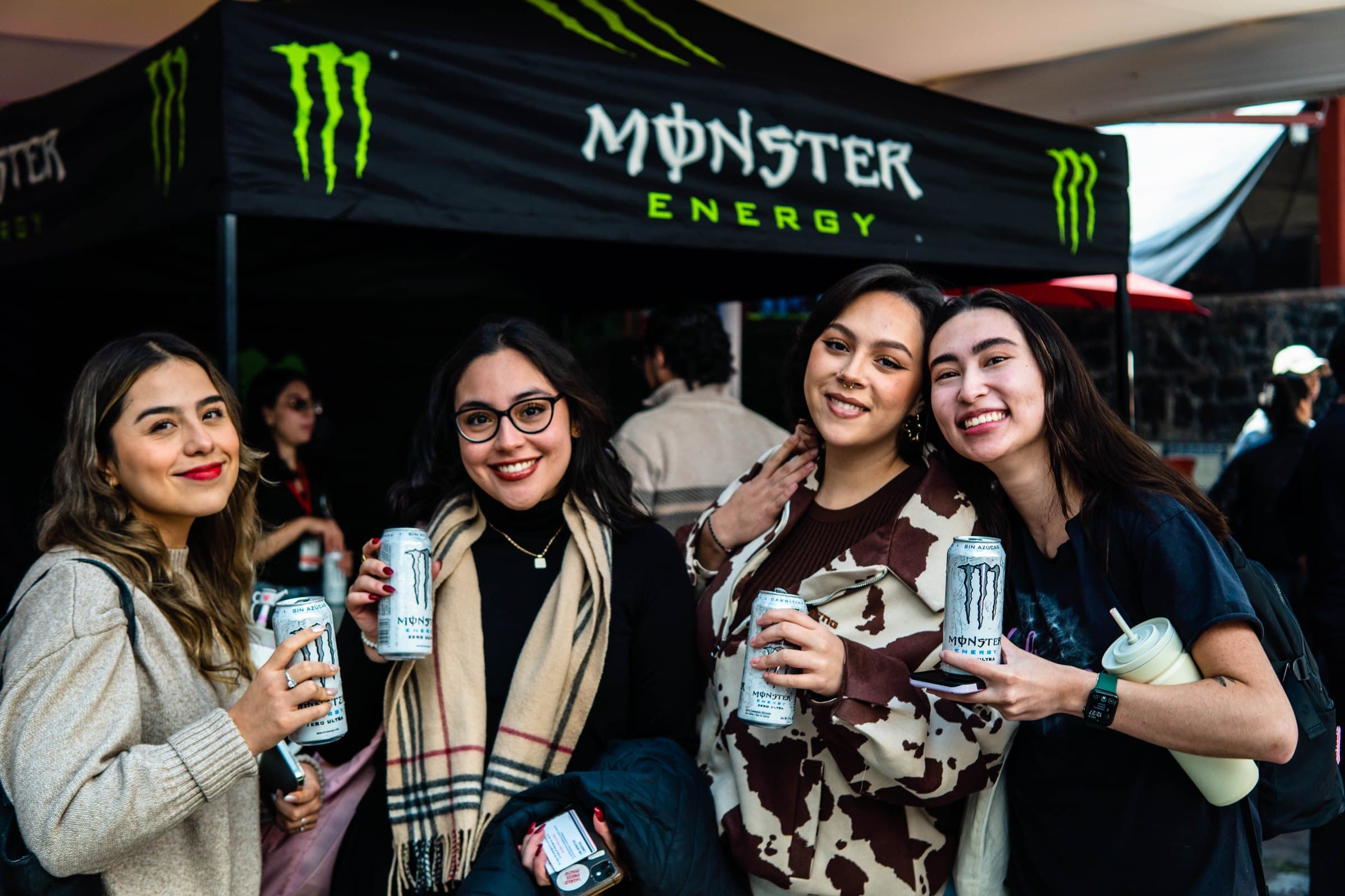 Estudiantes en la activación de Monster Energy