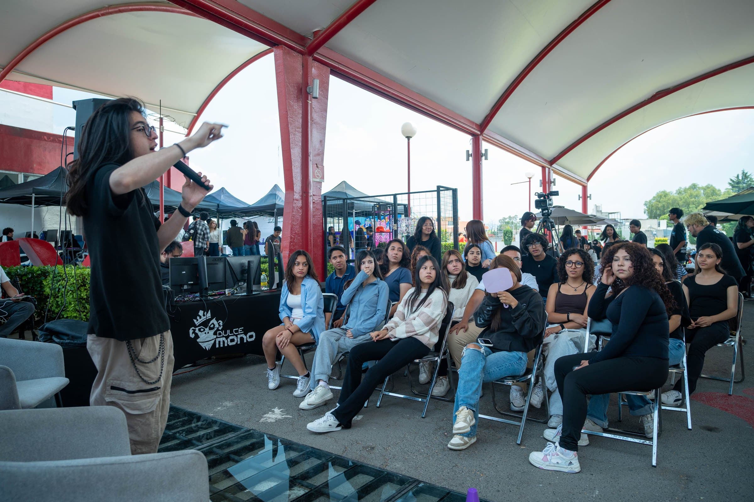 Estudiantes participando en una charla al aire libre