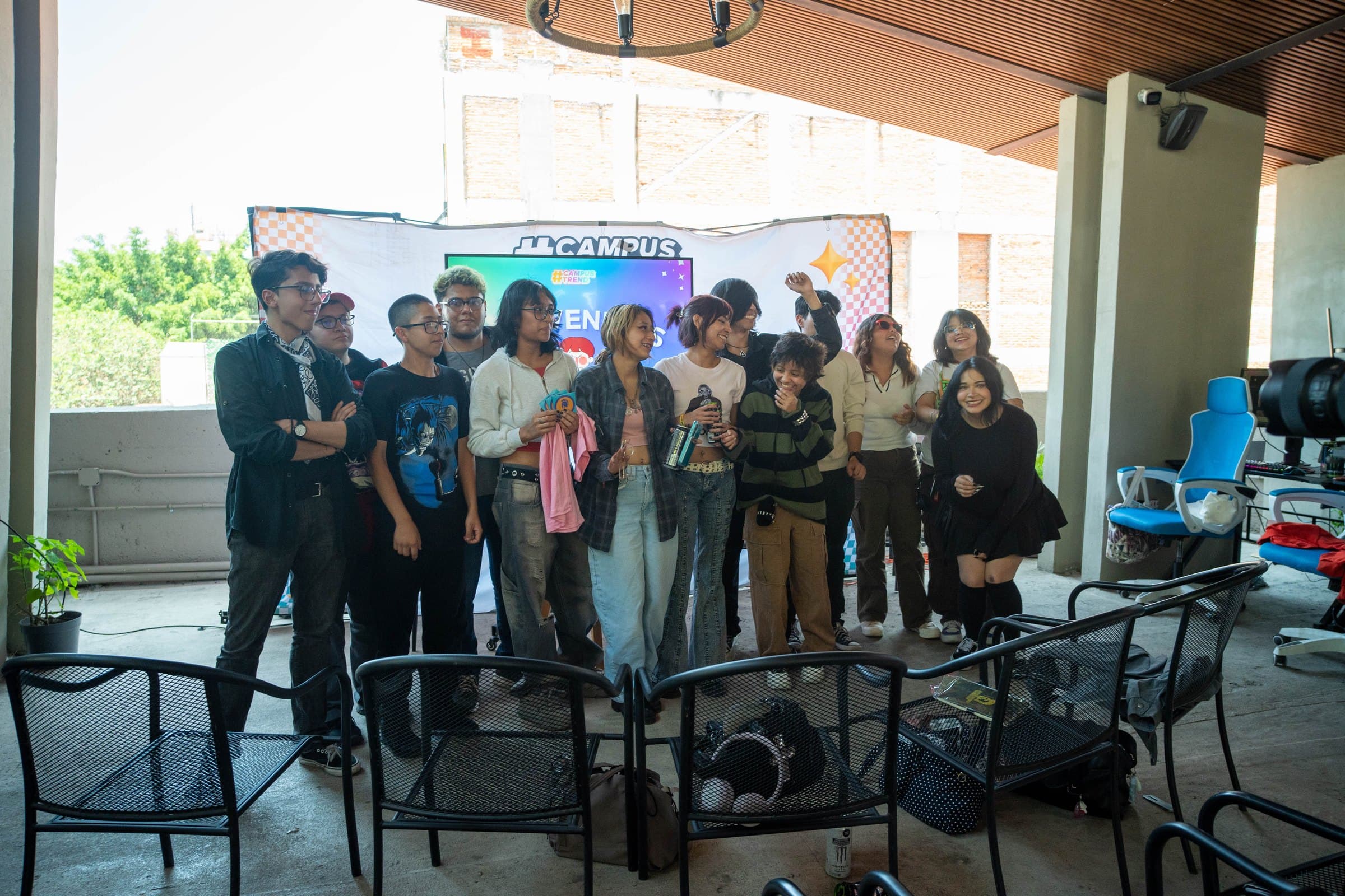 Comunidad celebrando en el escenario de Campus Trend