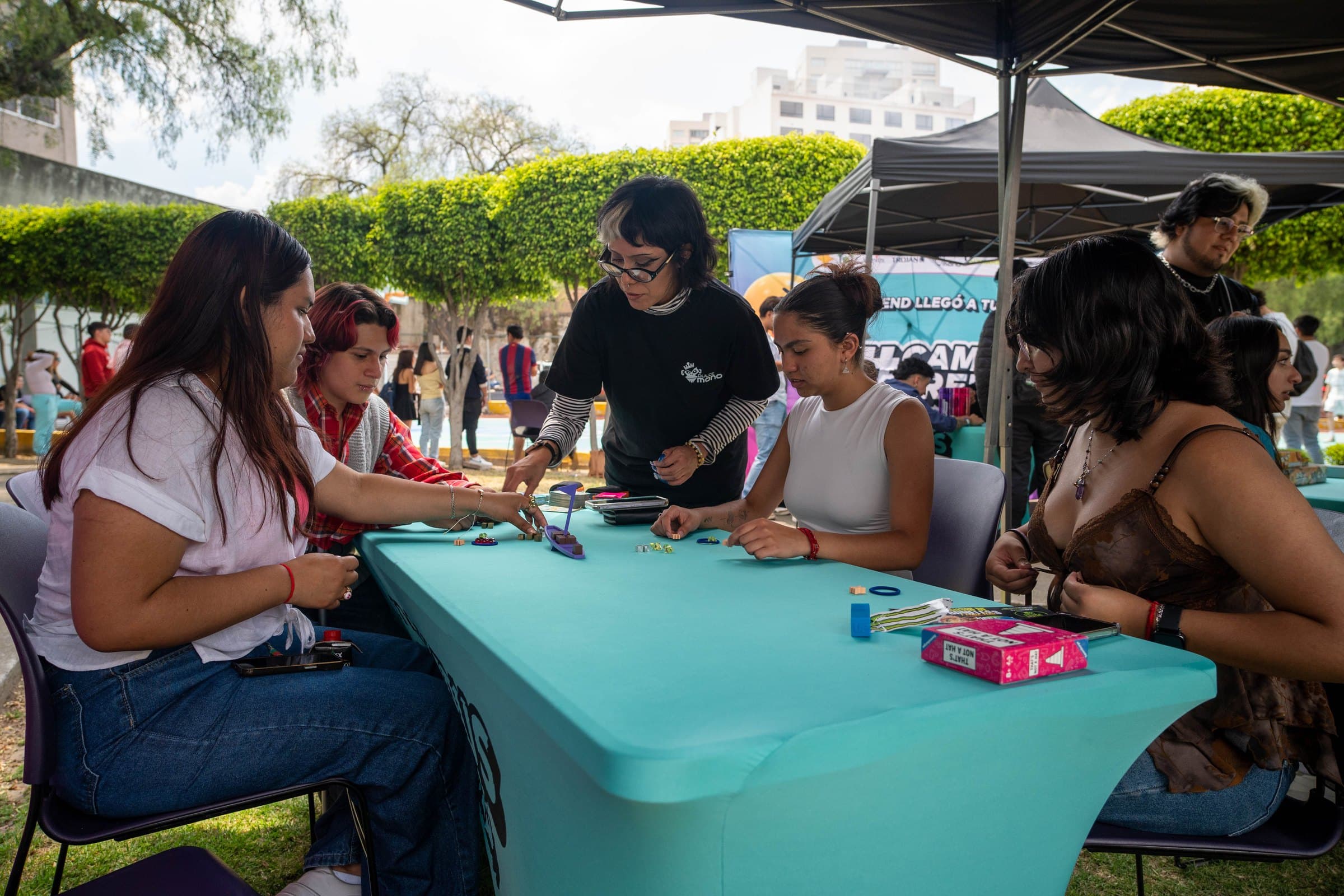 Estudiantes participando en una experiencia de juegos de mesa