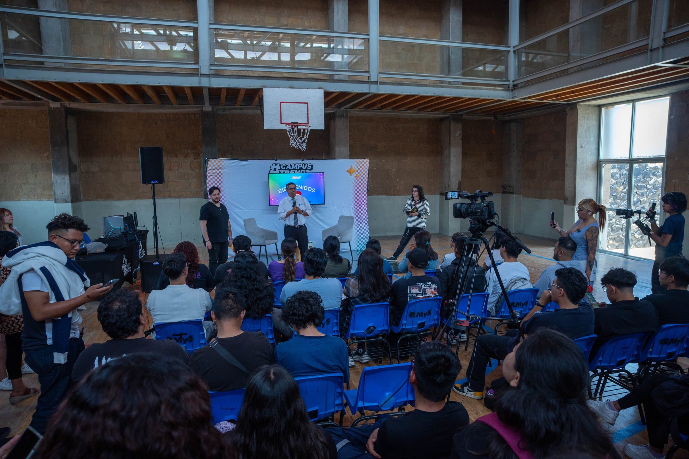 Charla de Campus Trend frente a estudiantes