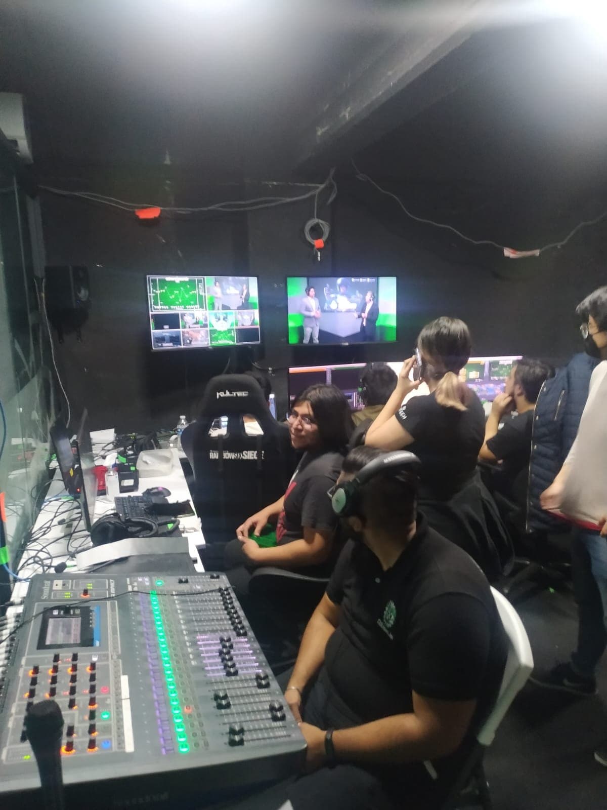 Equipo técnico trabajando desde el control de audio y realización