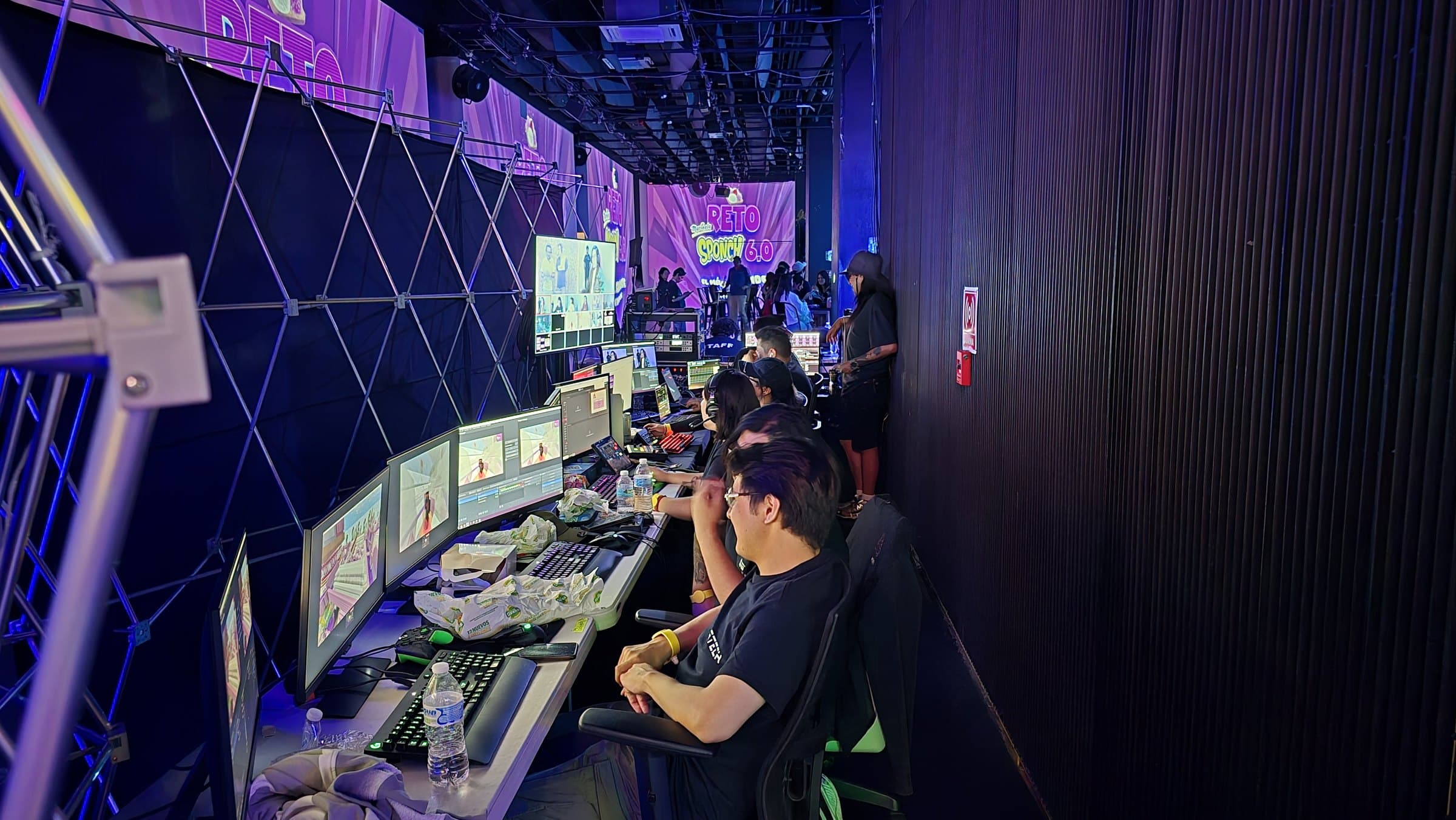 Equipo de producción y control técnico durante un evento