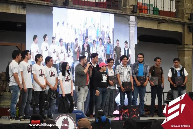 Comunidad y participantes en un evento de Skill Esports