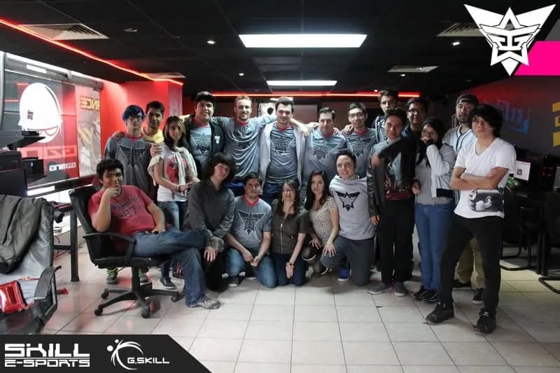 Equipo y comunidad reunidos en uno de los primeros espacios de gaming