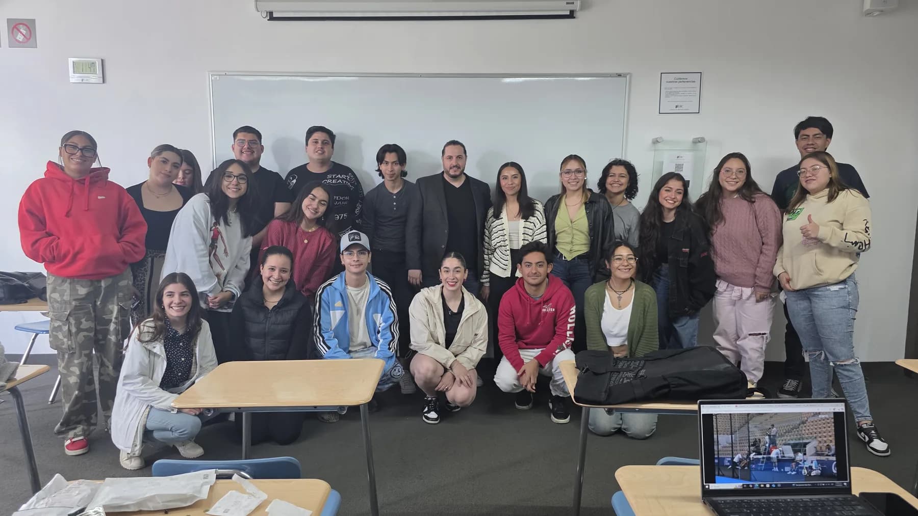 Grupo de estudiantes después de una clase con Agus de Lomo
