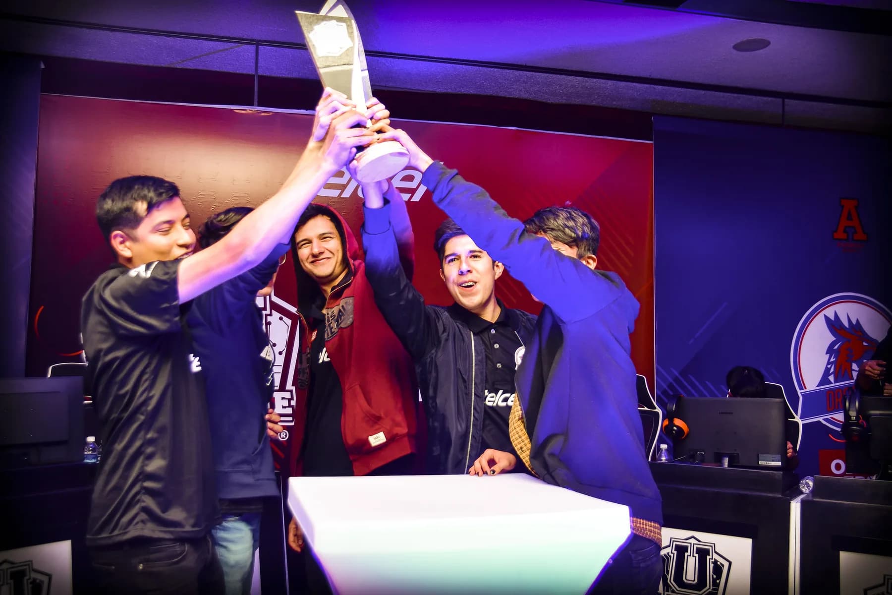 Campeones de U League levantando el trofeo
